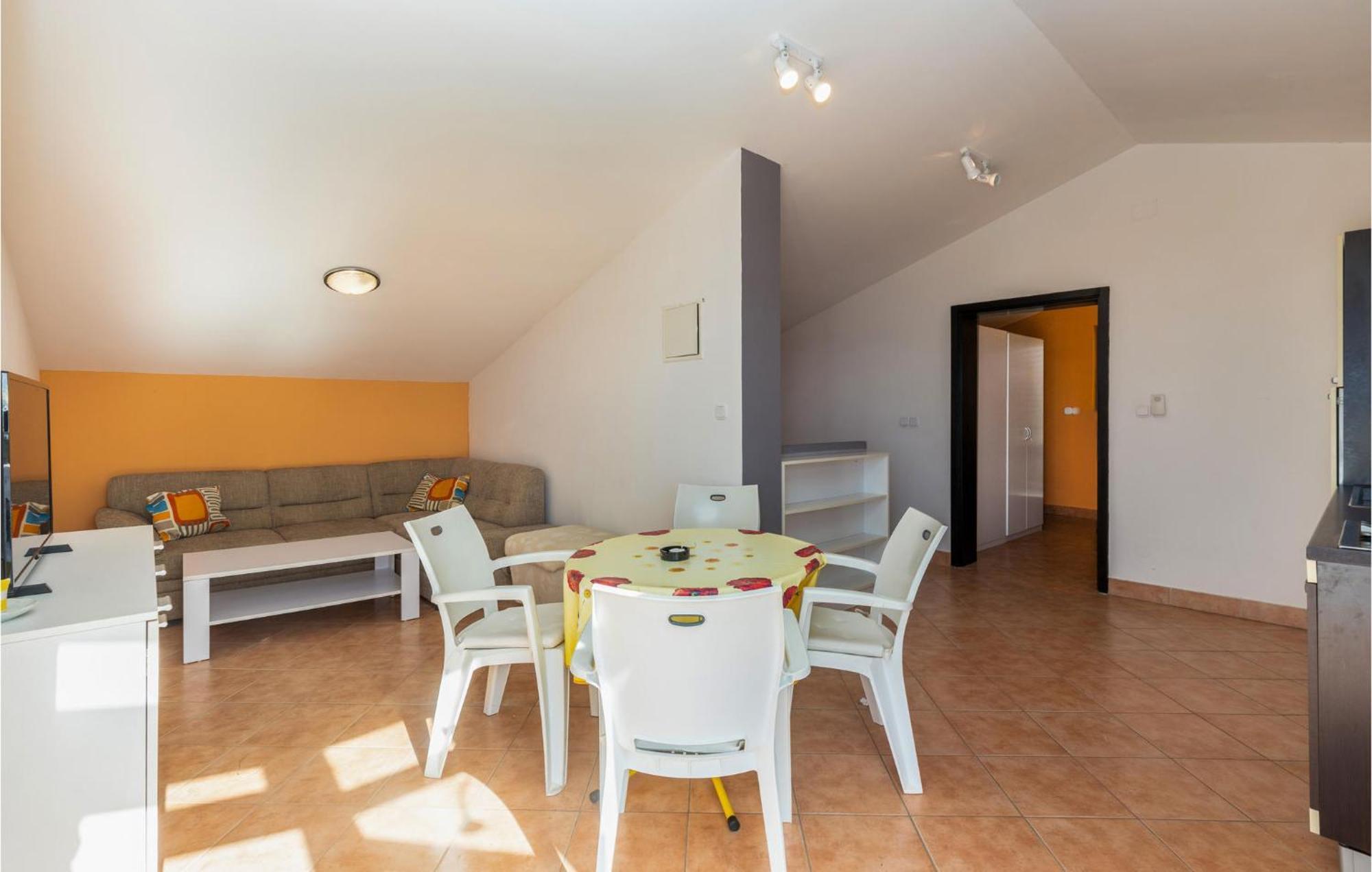 1 Bedroom Cozy Apartment In יאדראנובו מראה חיצוני תמונה