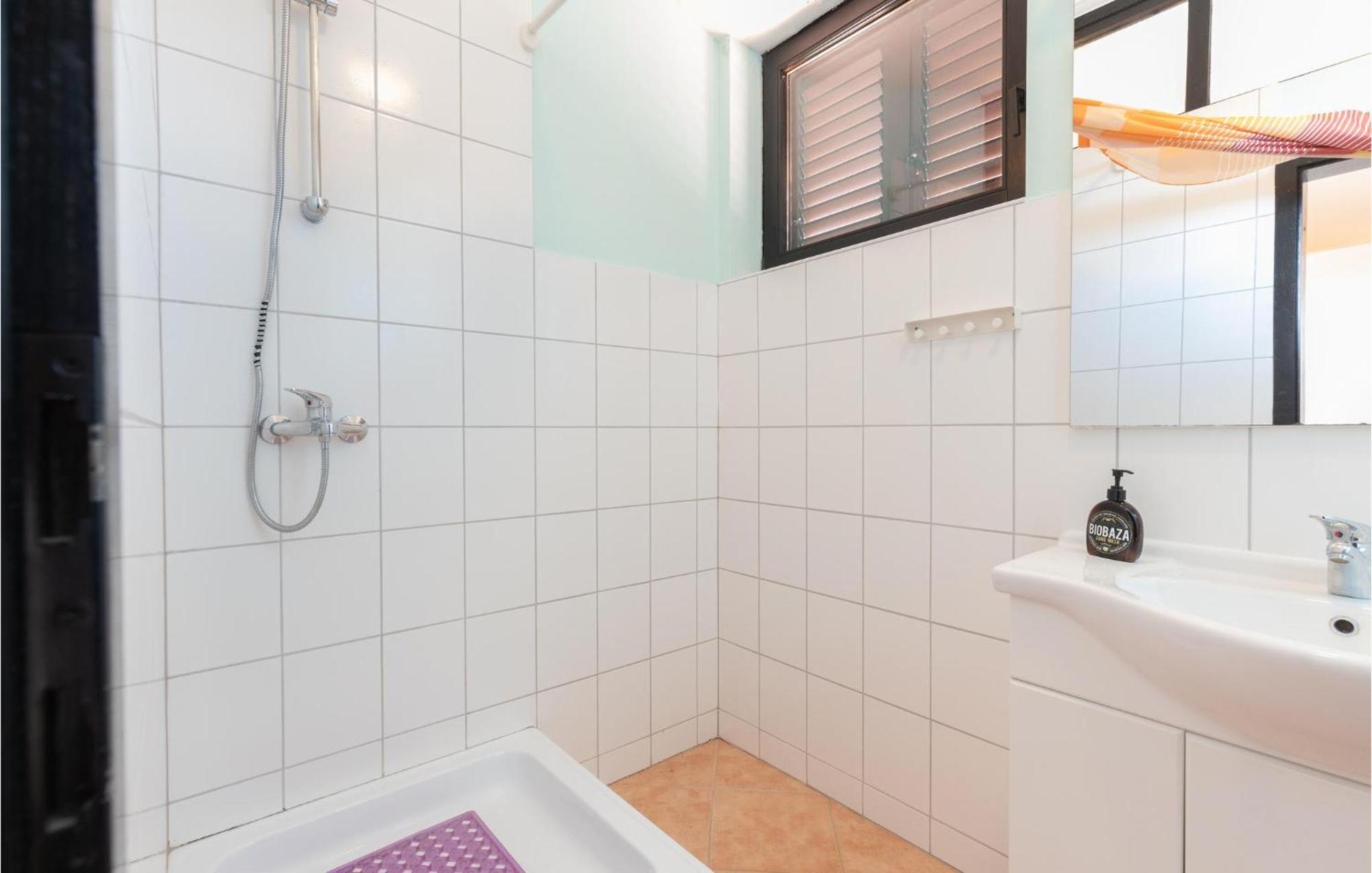 1 Bedroom Cozy Apartment In יאדראנובו מראה חיצוני תמונה
