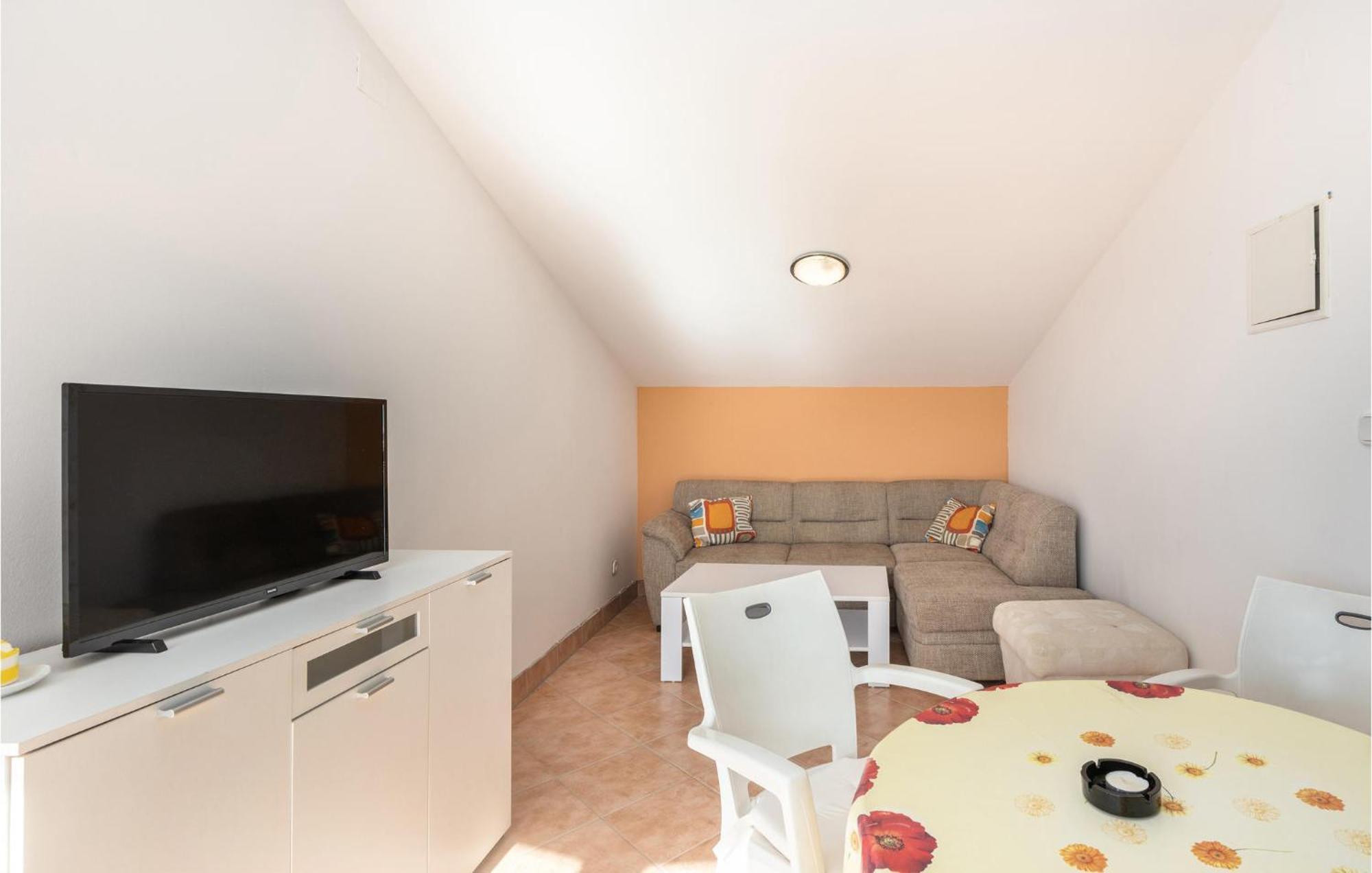 1 Bedroom Cozy Apartment In יאדראנובו מראה חיצוני תמונה